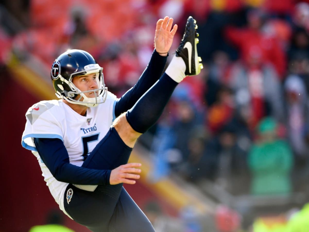 Eagles sign ex-Titans punter Brett Kern, host former safety