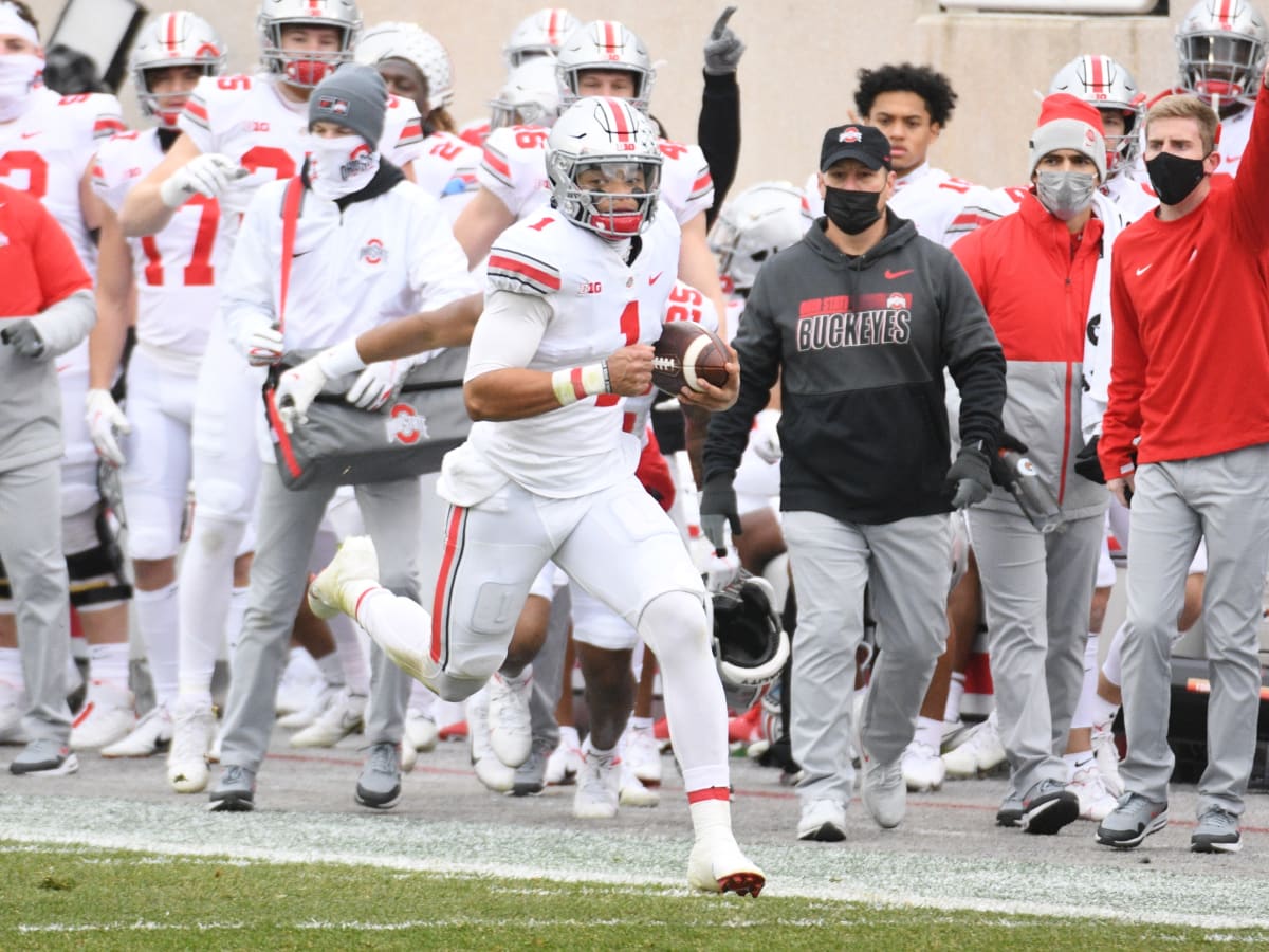 QB Justin Fields clocks fast 40-yard dash, throws 'pretty well' at