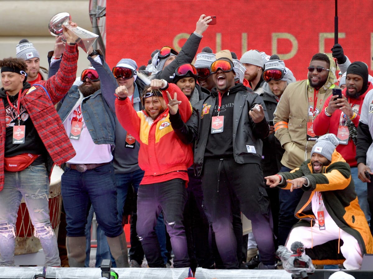 Chiefs fans show up in big numbers at training camp despite heat