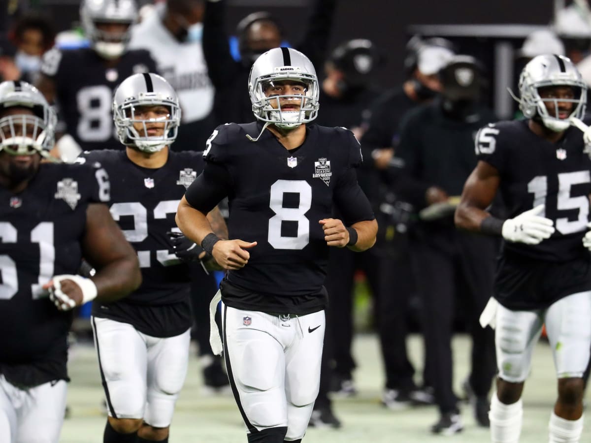 Marcus Mariota scores rushing TD for the Raiders 