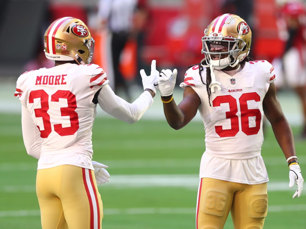 San Francisco 49ers safety Tarvarius Moore (33) tackles Kansas