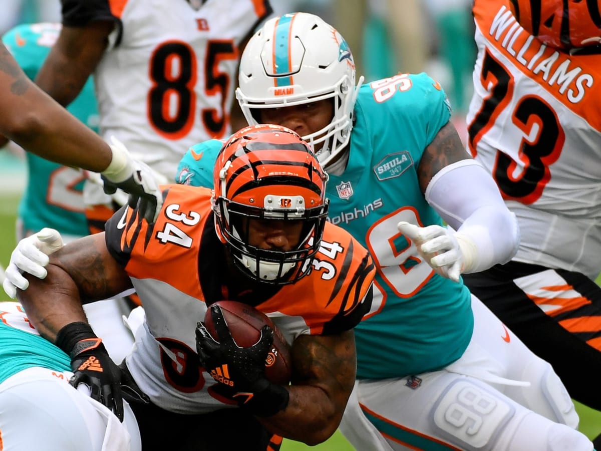 Miami Dolphins defensive tackle Raekwon Davis (98) lines up during