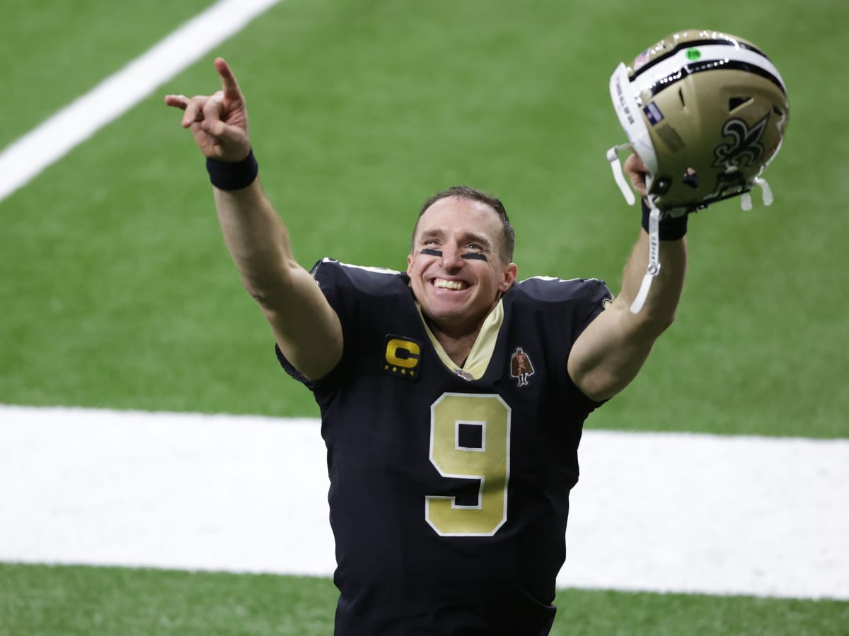 Russell Wilson congratulates Saints QB Drew Brees on passing record