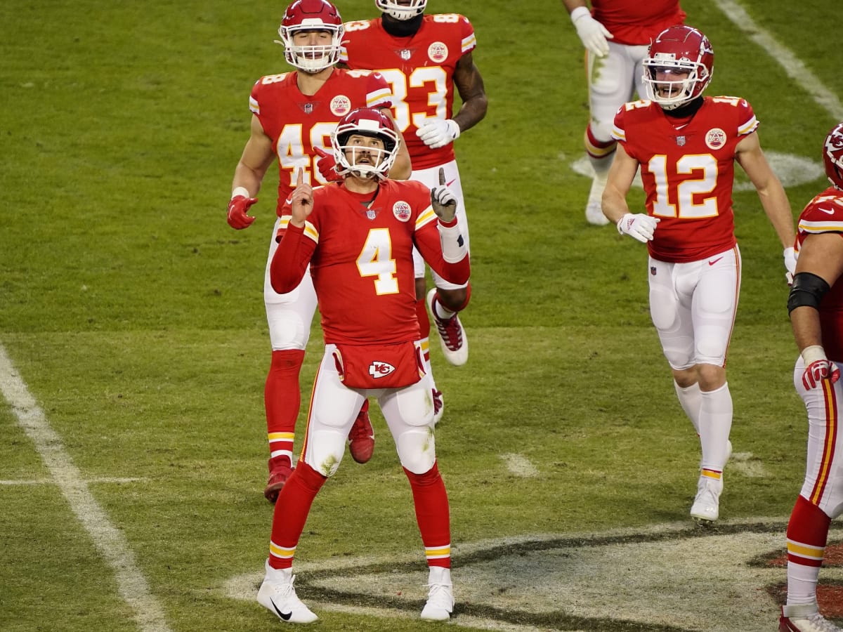 After losing Mahomes, Chiefs and Henne hold off Browns 22-17