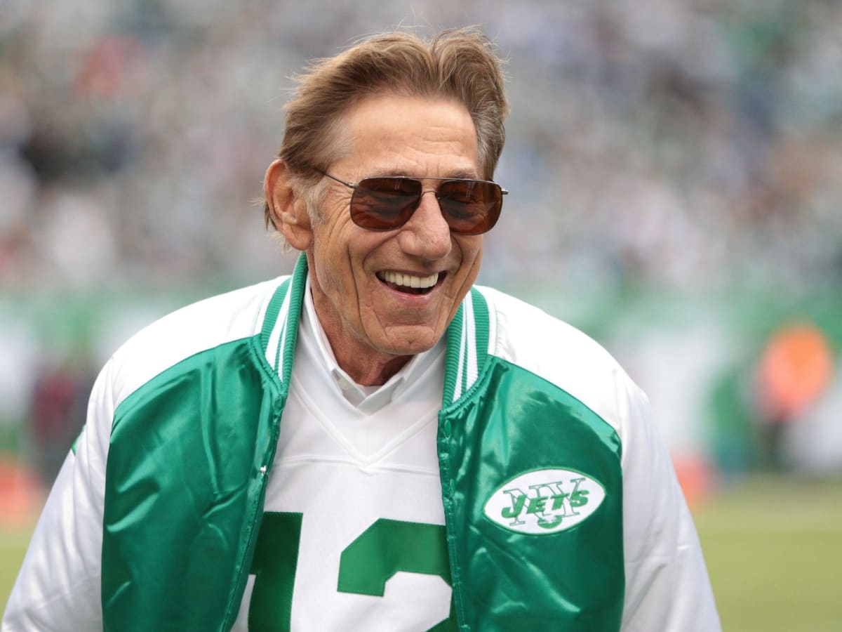 New York Jets' quarterback Joe Namath (12) is seen during timeout during  game against the Houston Oilers, Oct. 1, 1972. (AP Photo/Ed Kolenovsky  Stock Photo - Alamy