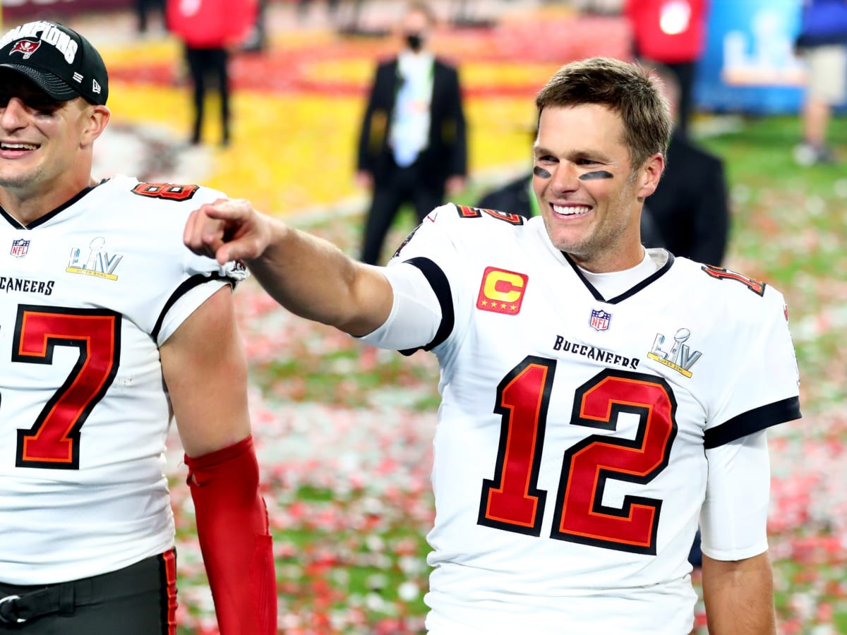 Bucs' Ryan Jensen wears shirt sporting Tom Brady's NFL Combine photo