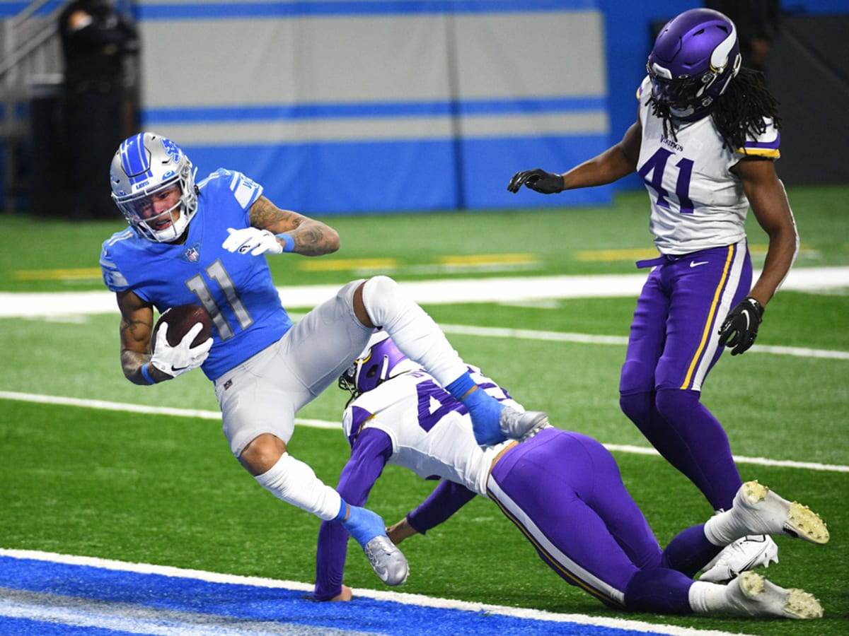 Detroit Lions quarterback Matthew Stafford hits wide receiver Marvin Jones  downfield for 38 yards