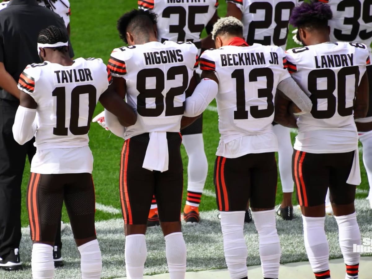 Browns and Bengals stand together for national anthem