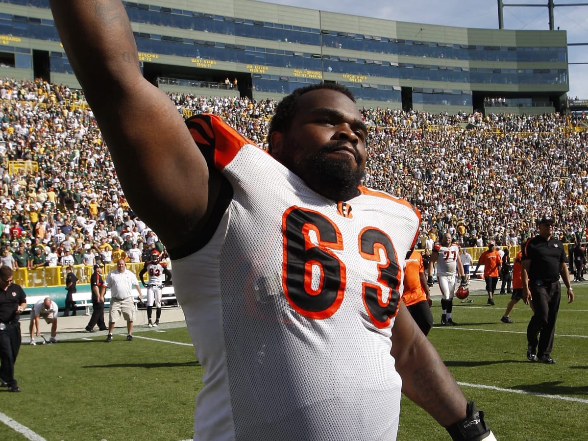 Cincinnati Bengals' Bobbie Williams (63) leaves Heinz Field after