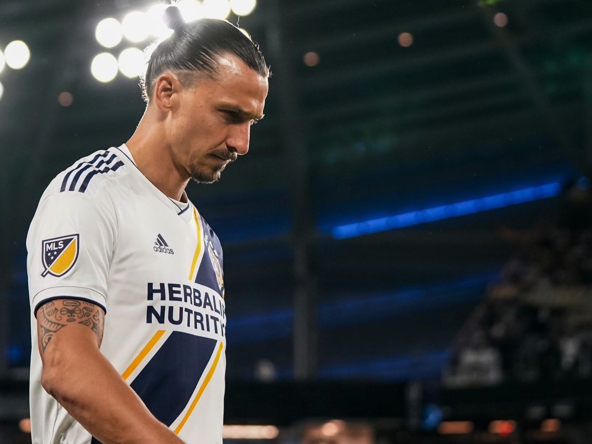 LeBron James le regaló una camiseta a Zlatan Ibrahimovic, él se la