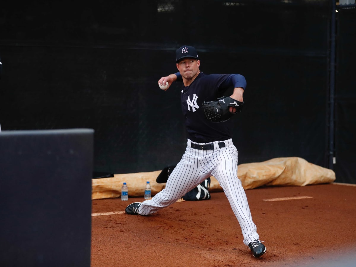 Former Yankees star serenades team at Spring Training