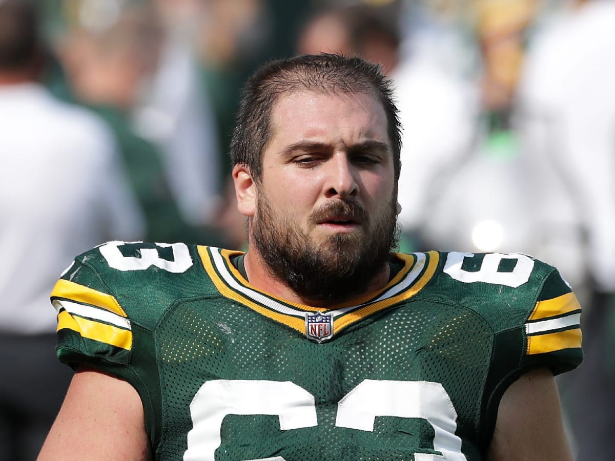 Busy Packers keep center Corey Linsley off free-agent market