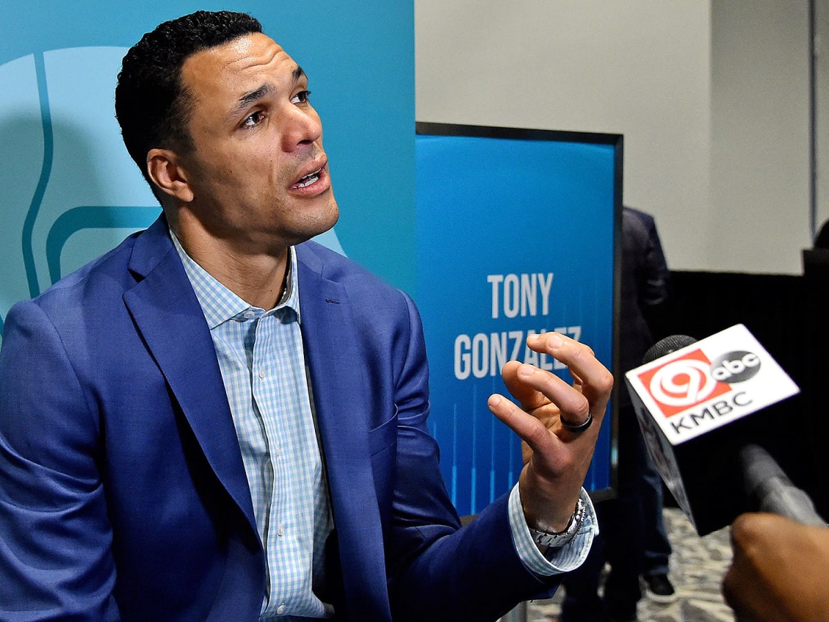 Tony Gonzalez wants a ring (and a network job)