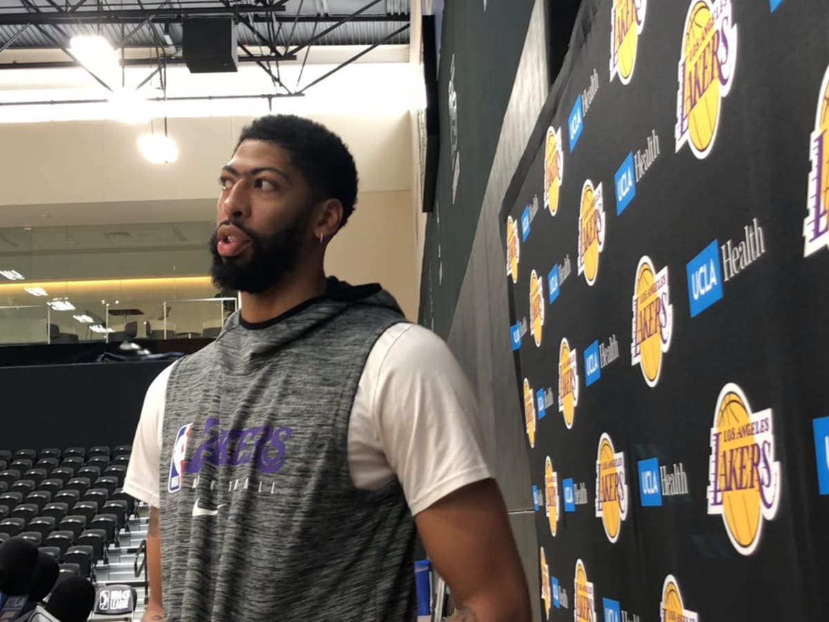 Anthony Davis Gives Gift To Local Artist On Thanks A Million Sports Illustrated La Lakers News Analysis And More