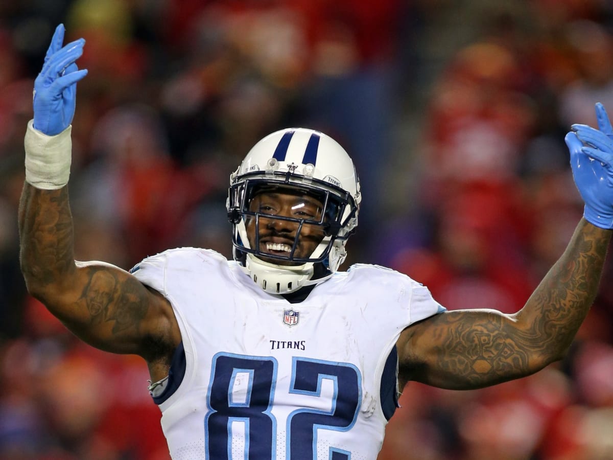 Tennessee Titans tight end Delanie Walker warms up before an NFL