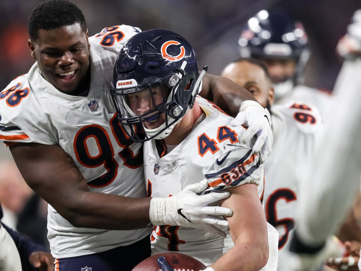 Chicago Bears inside linebacker Nick Kwiatkoski (44) motions