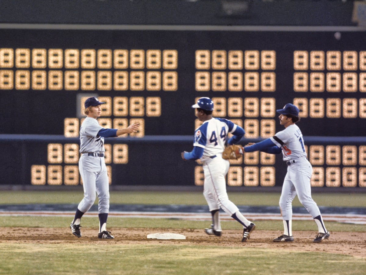 Hank Aaron (in uniform) hits 715th career home run, breaking Babe Ruth's  record. April 8, 1974 Stock Photo - Alamy