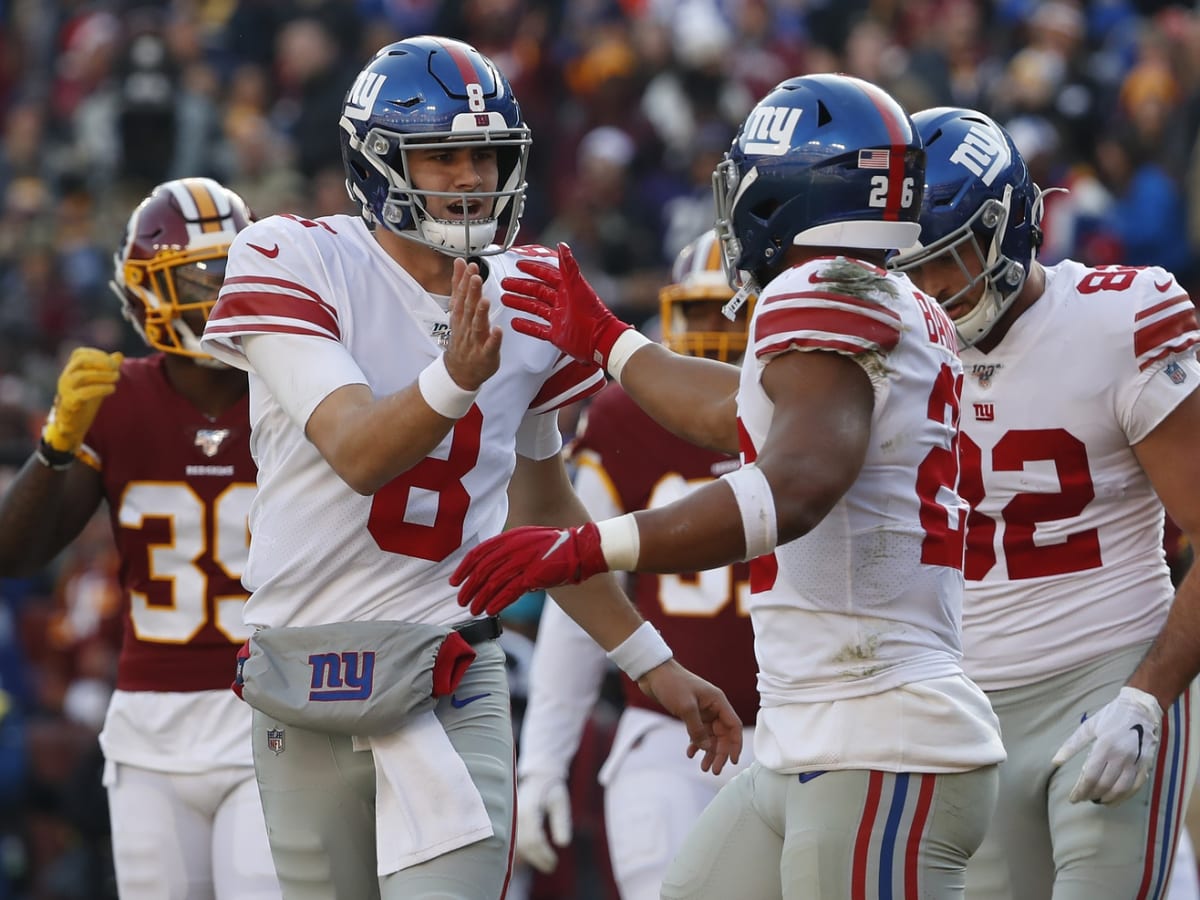 Landover, MD, USA. 22nd Dec, 2019. New York Giants RB (26) Saquon Barkley  signs a fans jersey after a NFL football game between the Washington  Redskins and the New York Giants at