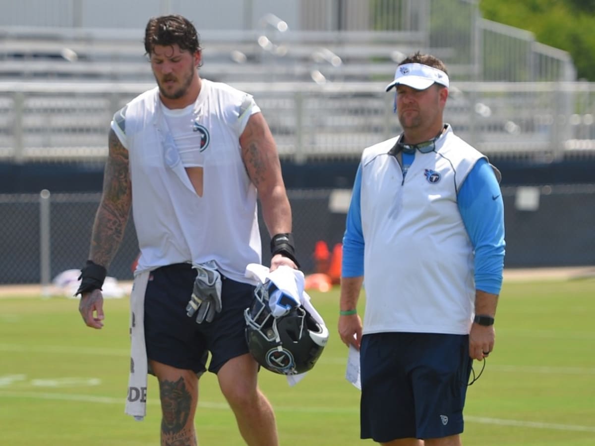 Taylor Lewan doing his part to lure Jadeveon Clowney to Titans