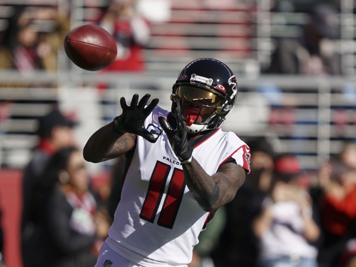 Julio Jones #11 of the Atlanta Falcons runs the ball in the third