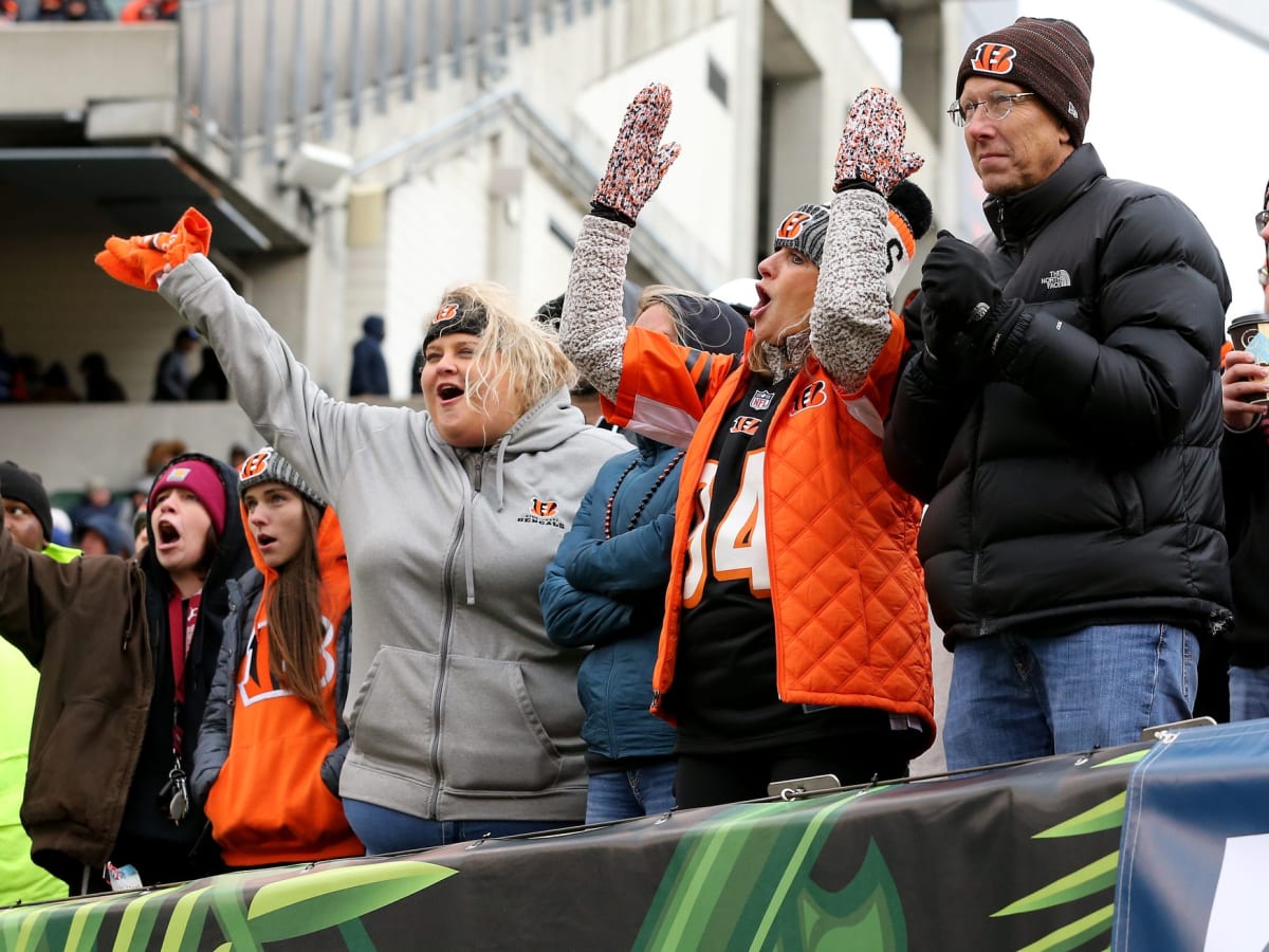 Fans at Bengals-Browns game in Cleveland signed health promise