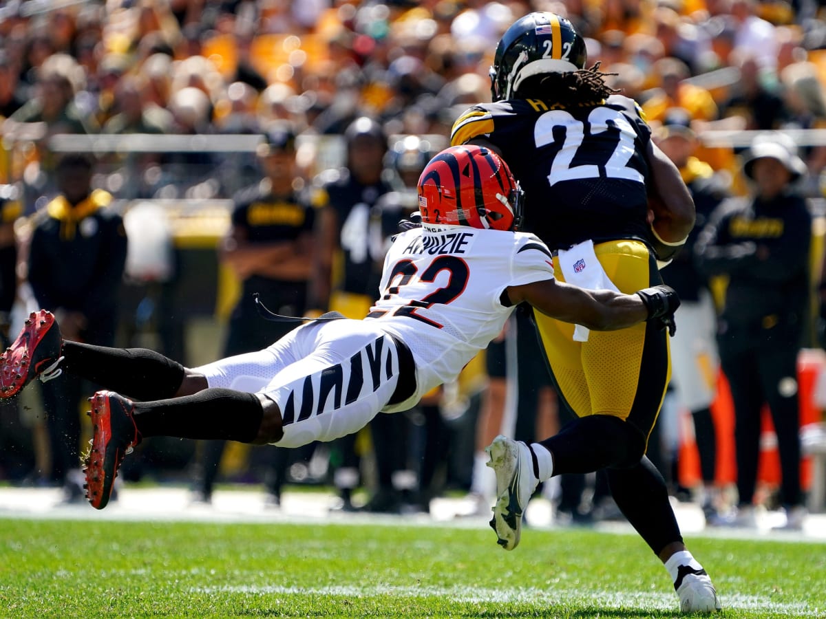 Injured Chidobe Awuzie coaching Bengals' rookie DBs on how to