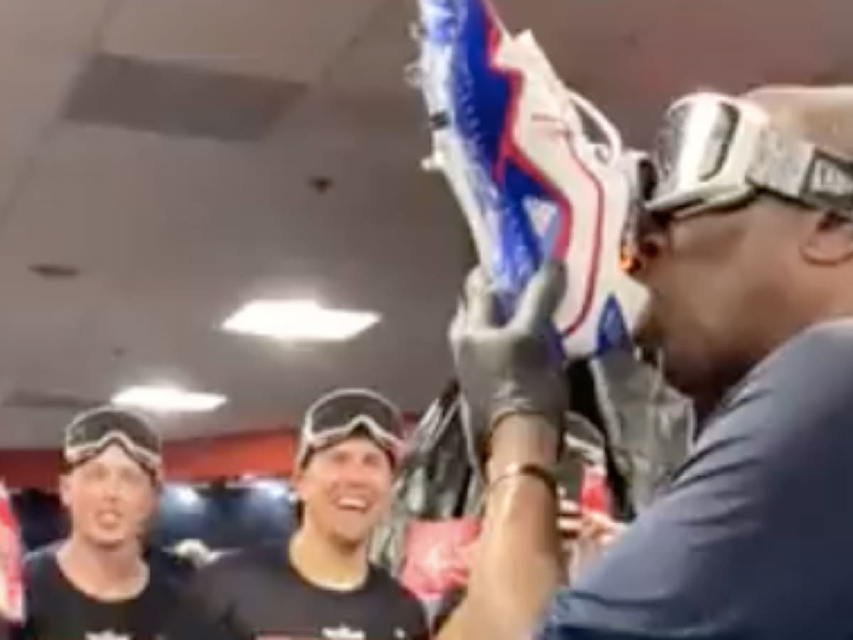 Dusty Baker drinks champagne out of a cleat to celebrate Astros