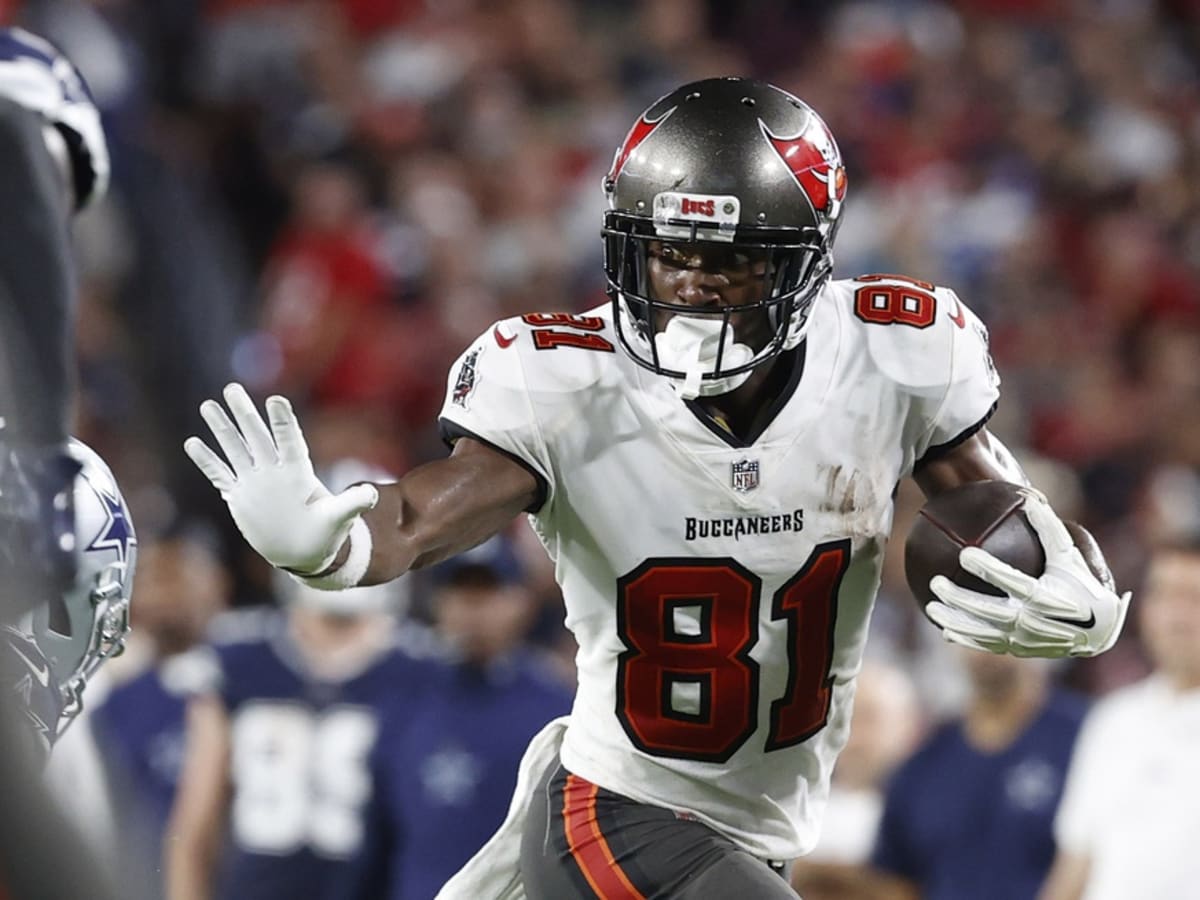 Video: Antonio Brown throws jersey and shirt into stands during Buccaneers  vs. Jets game, jogs off field in bizarre sequence - Ahn Fire Digital