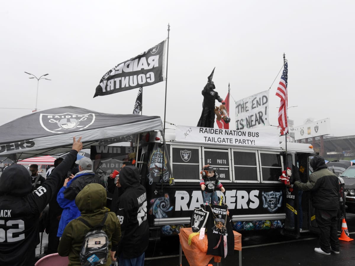 Chicago, United States. 05th Oct, 2003. Chicago Bears fans tailgate before  game against the Oakland Raiders. The Bears defeated the Raiders, 24-21, in  the first day game at the new Soldier Field