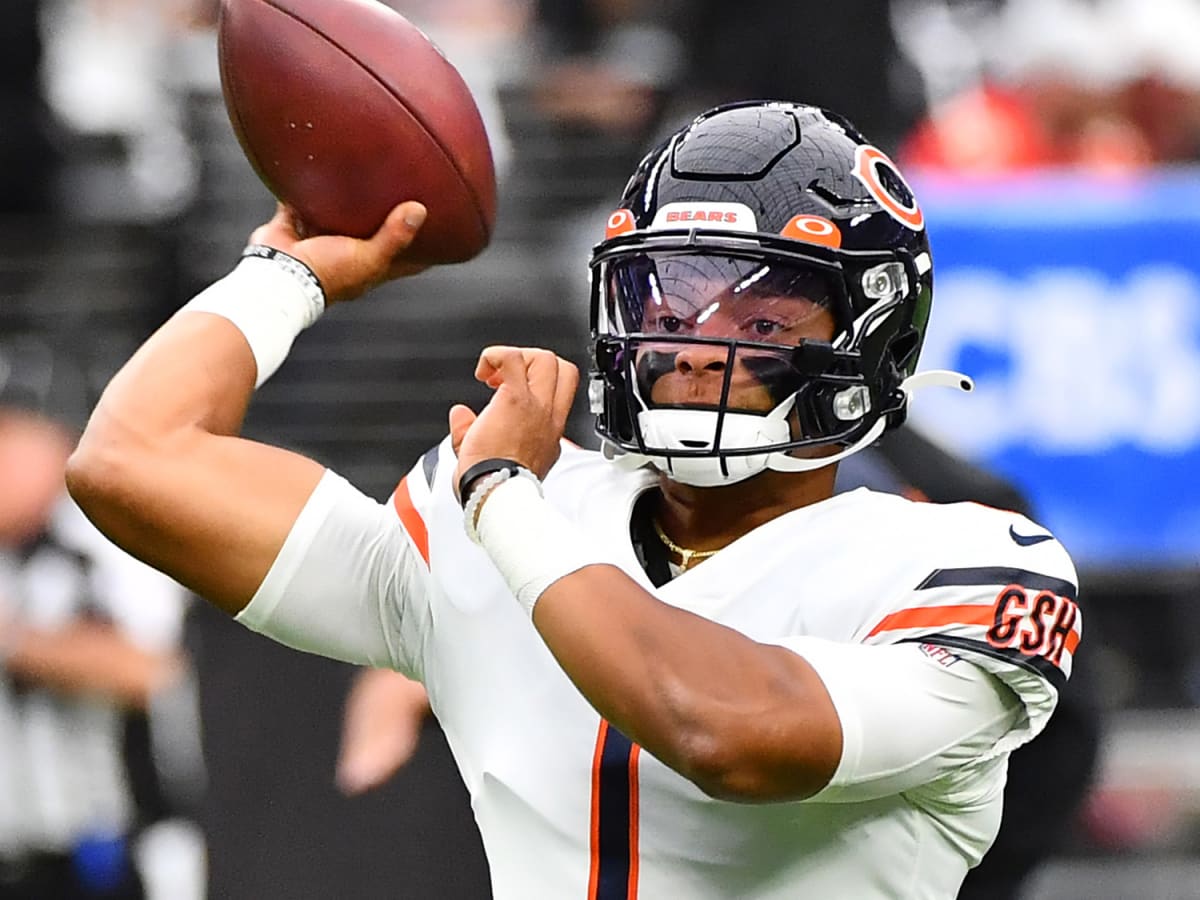 Bears QB Justin Fields throws 3 touchdown passes in 1st half to