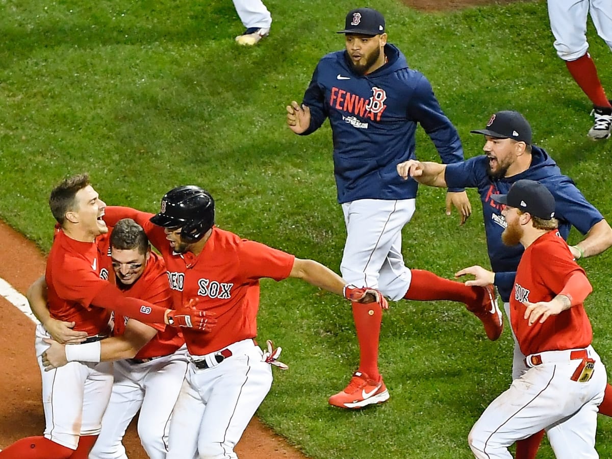 Hernandez hits walk-off sac fly to send Red Sox to ALCS