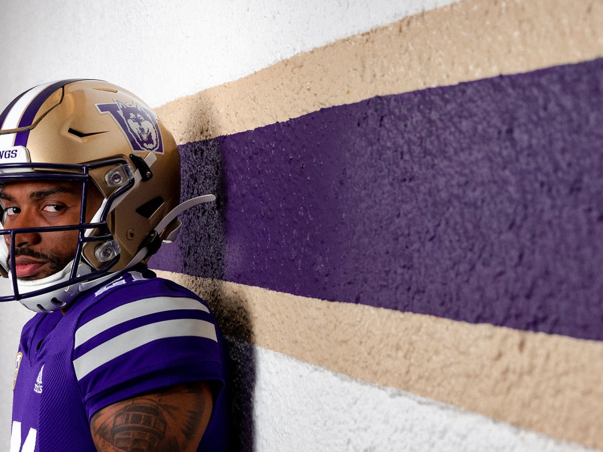 October 16, 2021: The Washington Huskies wore their throwback