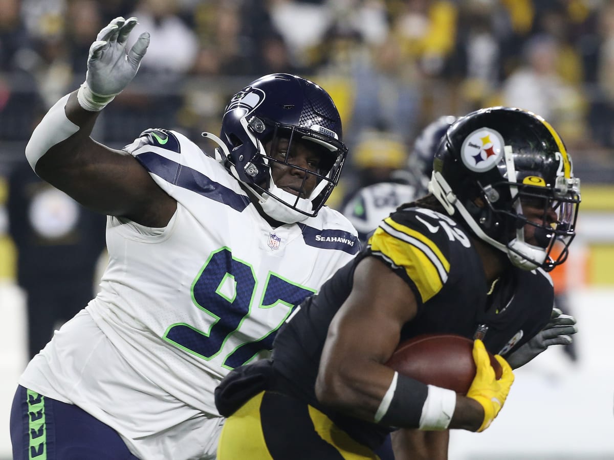 Seahawks re-sign linebacker K.J Wright, guard D.J. Fluker