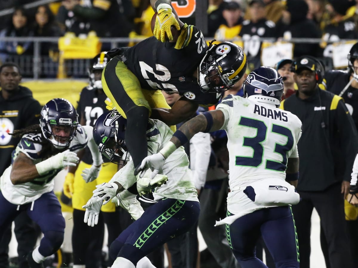 Halftime Observations: Drew Lock Delivers as Seattle Seahawks Build 14-3  Lead Over New York Giants - Sports Illustrated Seattle Seahawks News,  Analysis and More