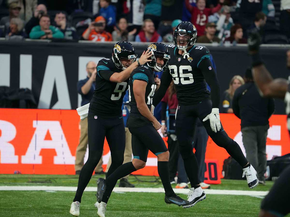 Jaguars' Matthew Wright bends a bizarre field goal to tie game vs