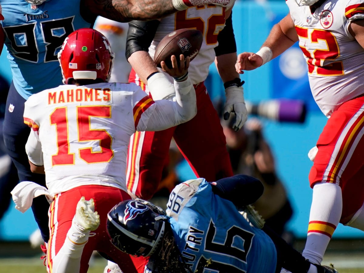 Mahomes cleared after concussion check, Chiefs lose to Titans 27-3