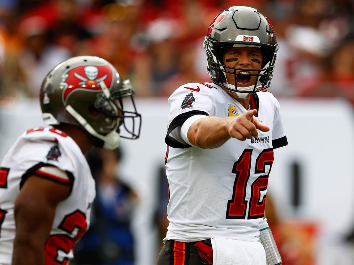 Buccaneers' Mike Evans gives away Tom Brady's 600th TD pass to a fan