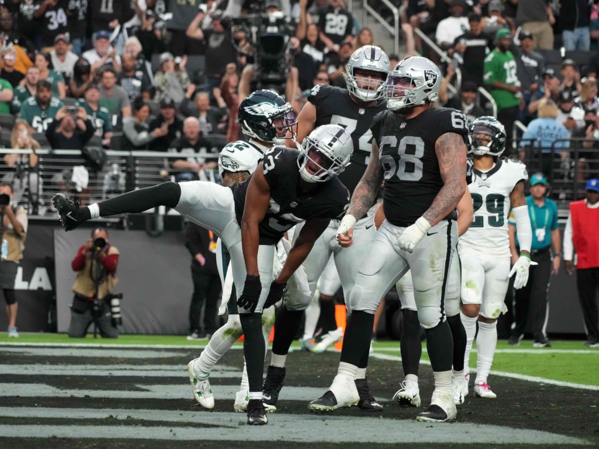 Raiders beat Eagles 33-22, improve to 5-2 on season