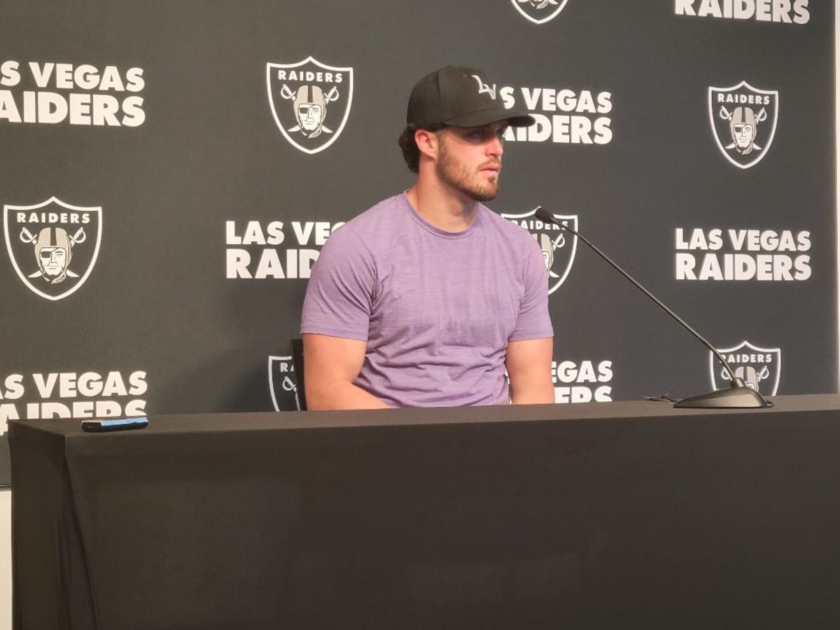 Love Derek Carr wearing a silver and black LA hat in his presser : r/raiders