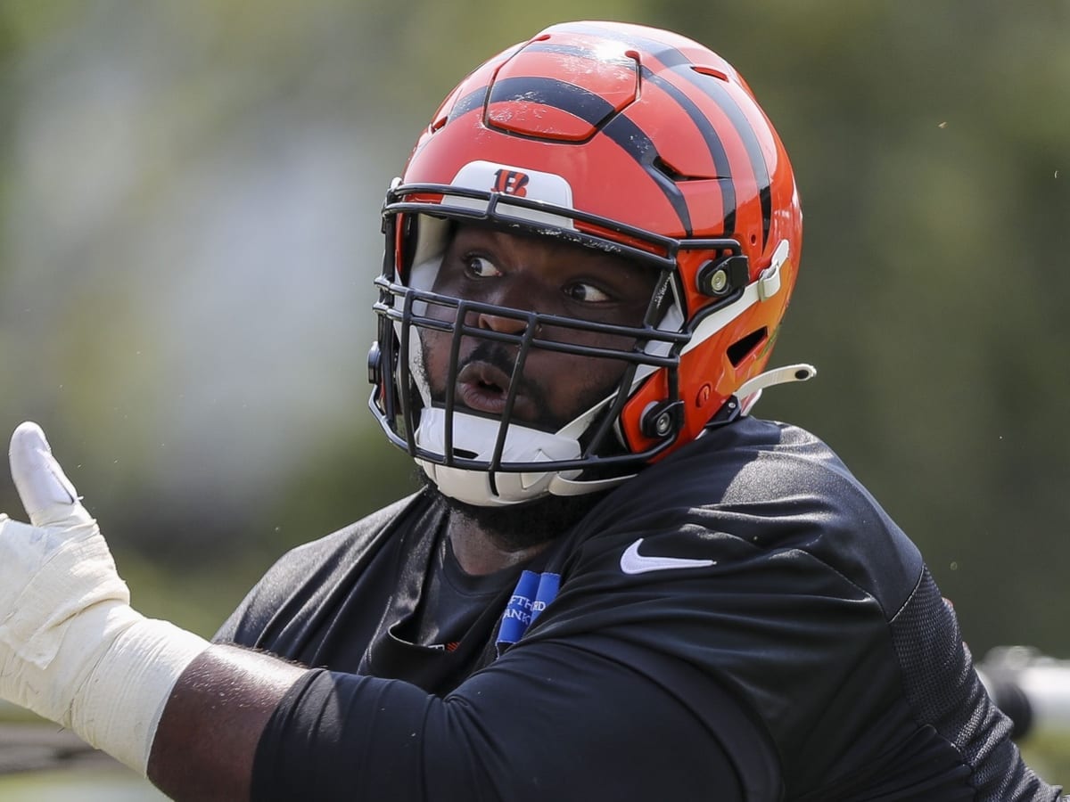 Cincinnati Bengals defensive tackle Tyler Shelvin (99) runs onto the field  in the second half of