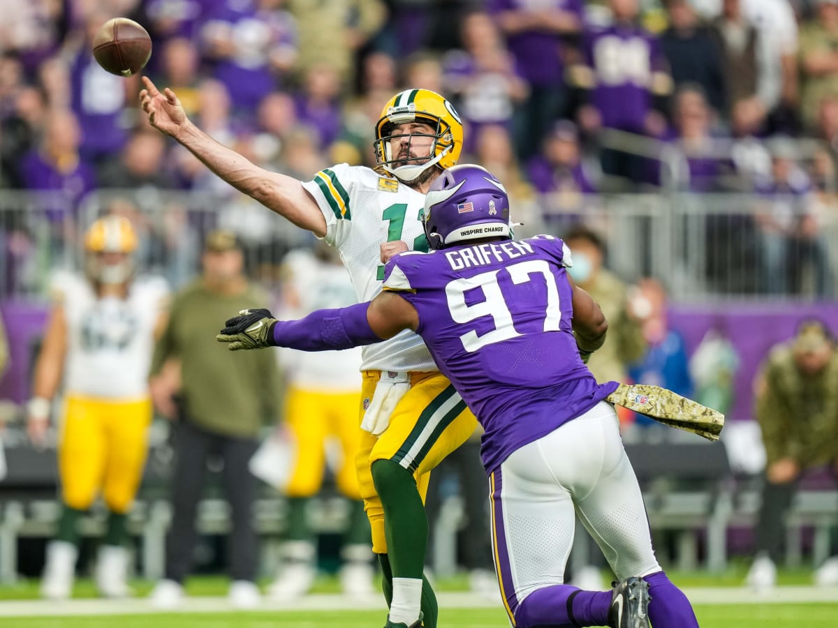 Aaron Rodgers stays down on field after sack vs. Vikings 