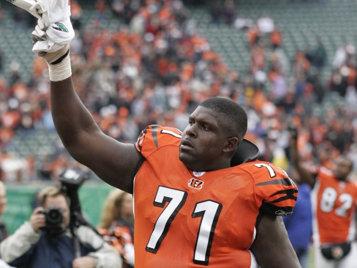 Wide receiver Isaac Curtis of the Cincinnati Bengals catches a