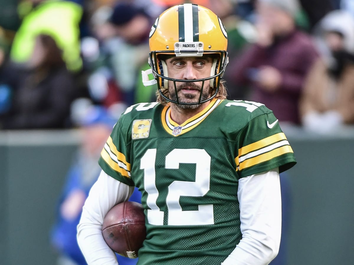 Aaron Rodgers teases Packers reporter over his Crocs style