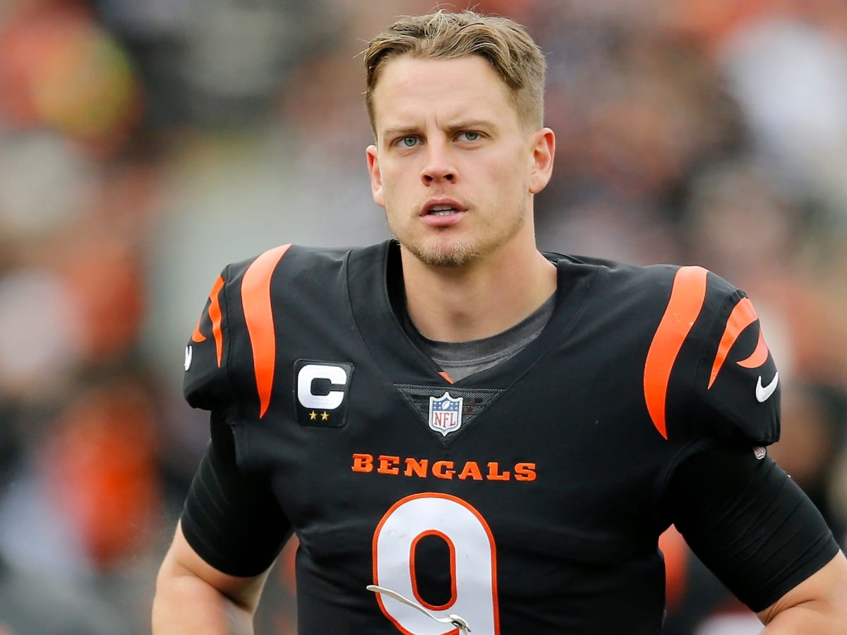 Joe Burrow injury: Bengals QB says he suffered a pinkie dislocation in loss  to Chargers - Sports Illustrated
