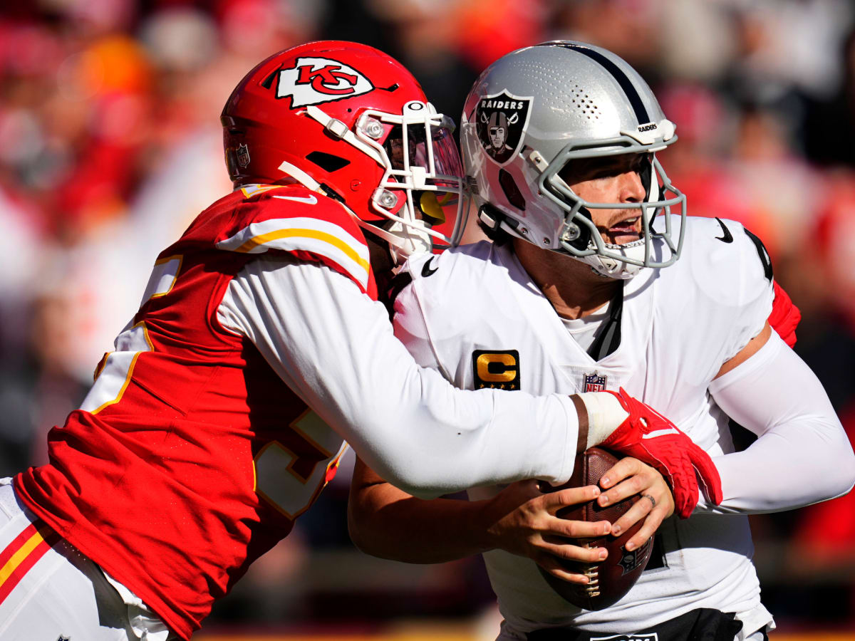 Chiefs-Raiders: Las Vegas stands on logo, gets blown out 48–9