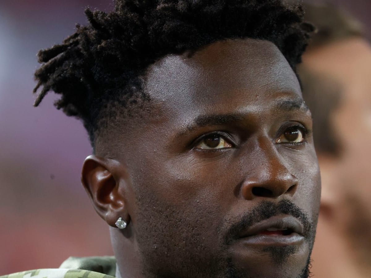 Antonio Brown Plans to Visit Buccaneers as His Suspension Nears Its End -  The New York Times