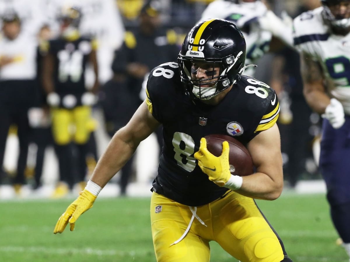 Steelers TE Pat Freiermuth headed to the locker room with injury