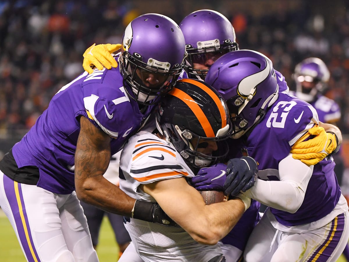 Vikings' Eric Kendricks ejected for helmet-to-helmet hit on Bears QB Justin  Fields