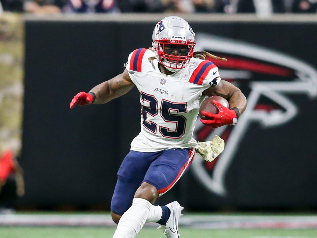 November 14, 2021: New England Patriots running back Brandon Bolden (25)  running the ball during the NFL football game between the Cleveland Browns  and the New England Patriots at Gillette Stadium, in