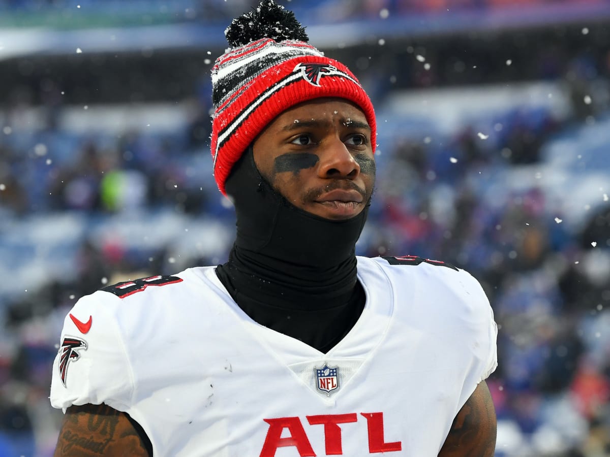 Atlanta Falcons tight end Kyle Pitts warms up before an NFL football game  against the Buffalo Bills in Orchard Park, N.Y., Sunday, Jan. 2, 2022. (AP  Photo/Adrian Kraus Stock Photo - Alamy